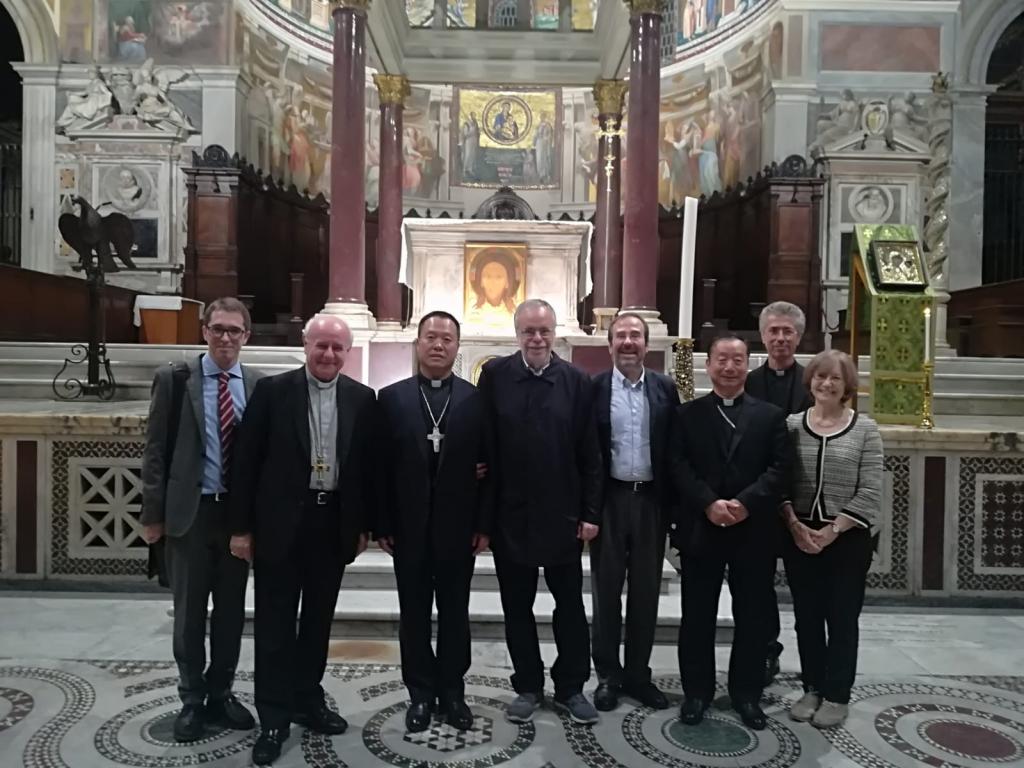 Die bei der Synode anwesenden chinesischen Bischöfe besuchen die Gemeinschaft und nehmen am Abendgebet in Santa Maria in Trastevere teil